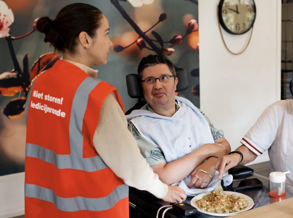 Kwaliteitsverpleegkundige deelt medicijnen uit