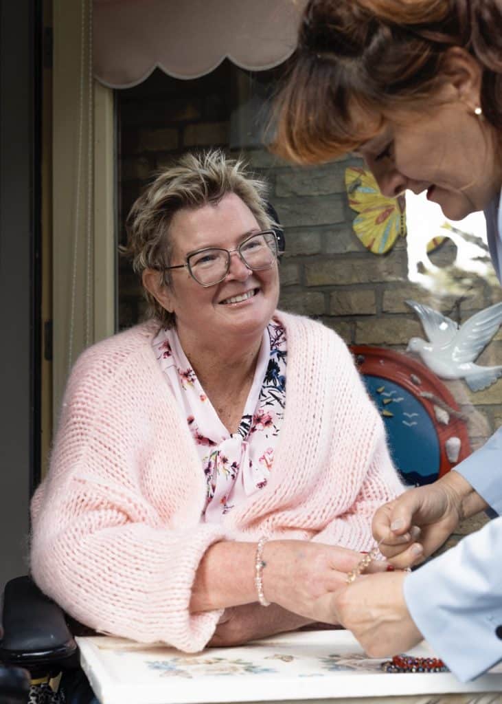 Annelies en Anita op het terras